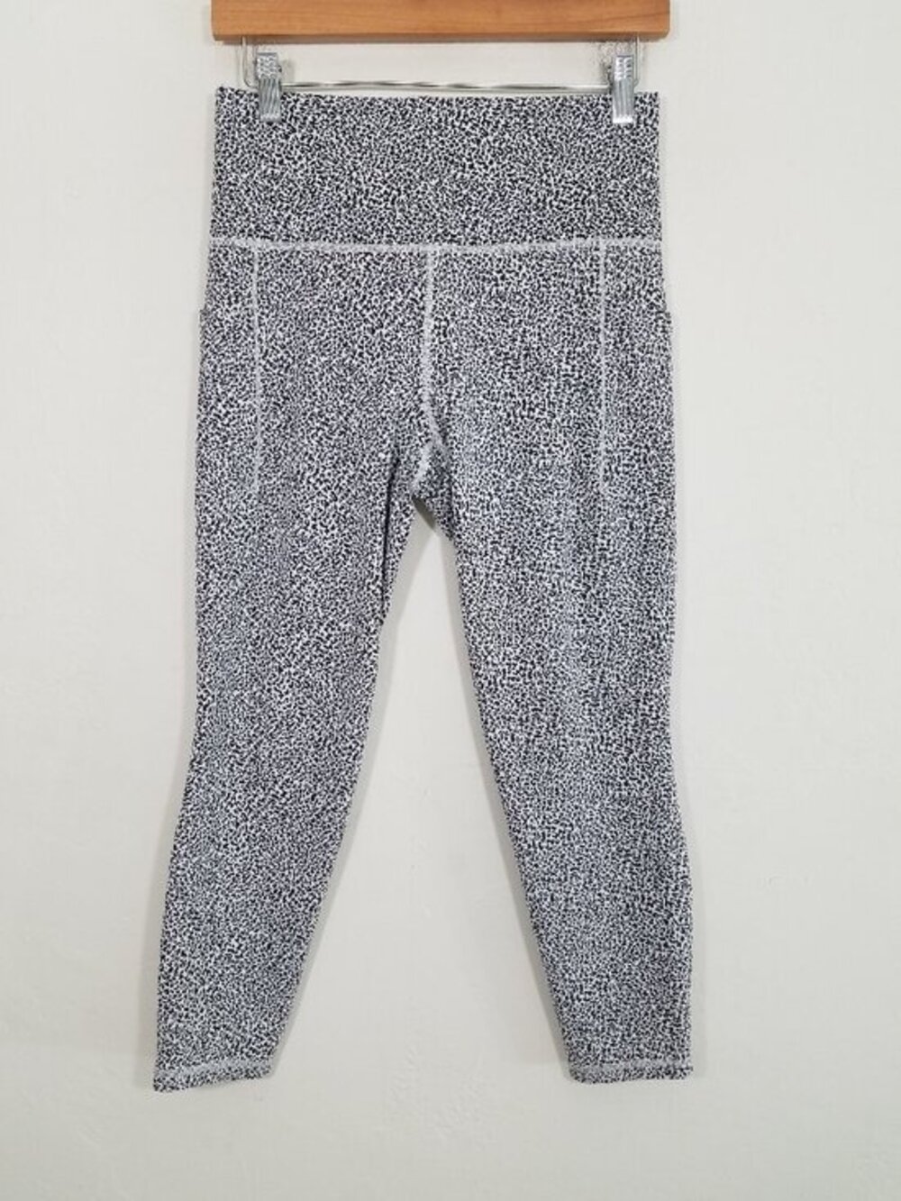 Athleta Salutation Stash || Textured Tight Legging with Side Pockets Size M